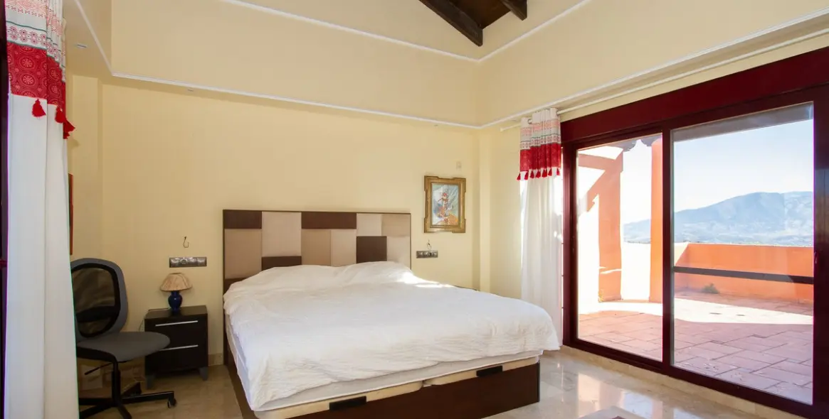 Sale of penthouse in La Mairena 9