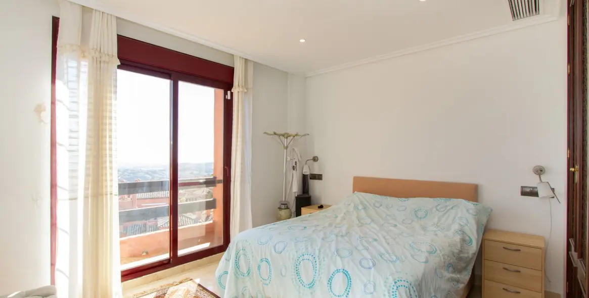 Sale of penthouse in La Mairena 10