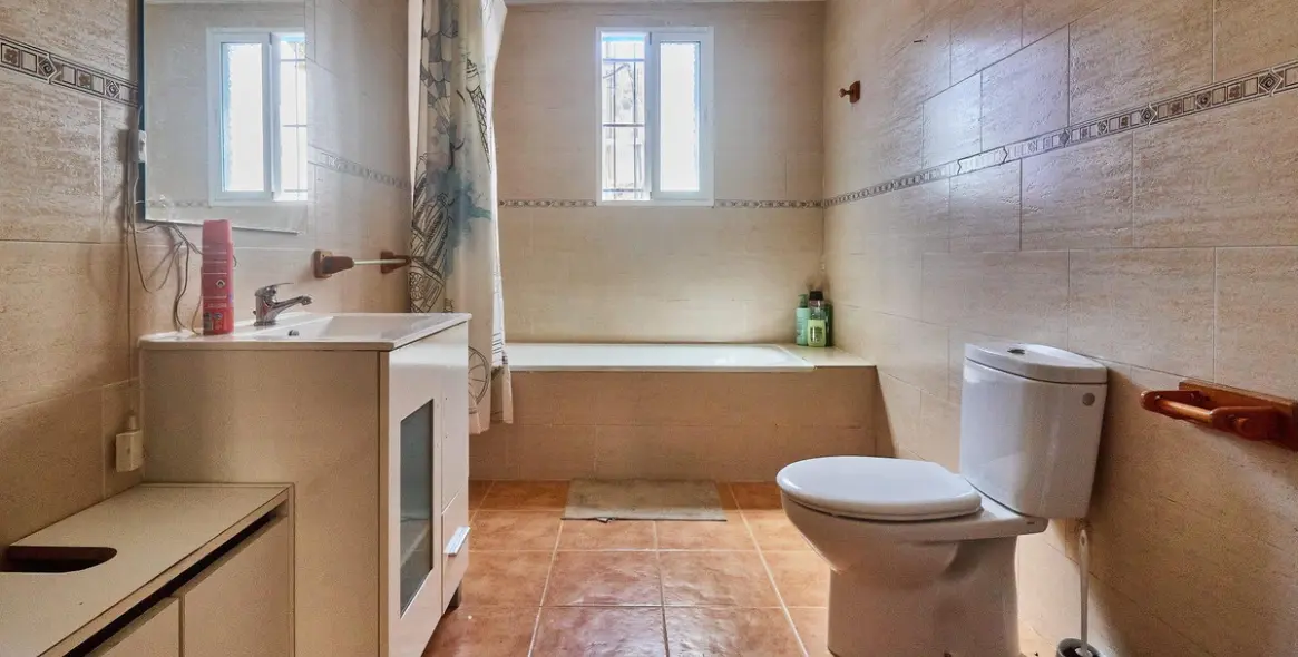 Sale of residential plot in Guaro 17