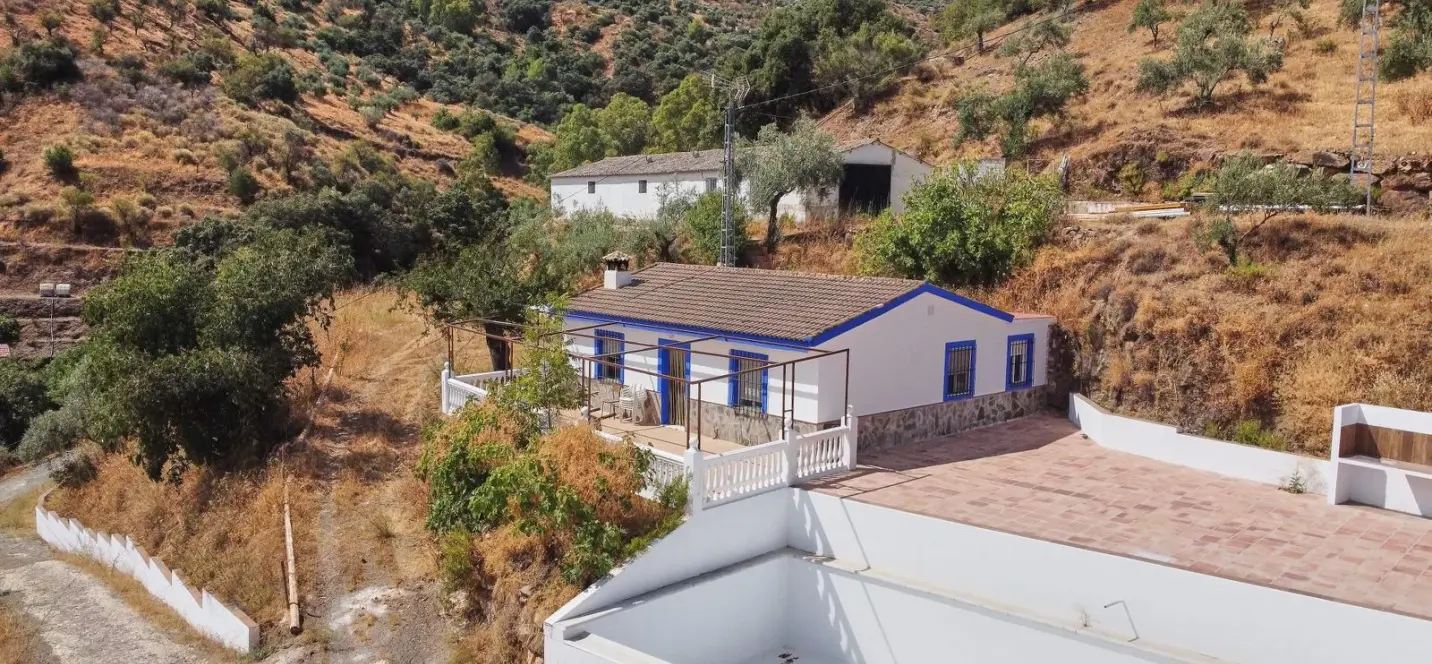 Sale of residential plot in Guaro 0