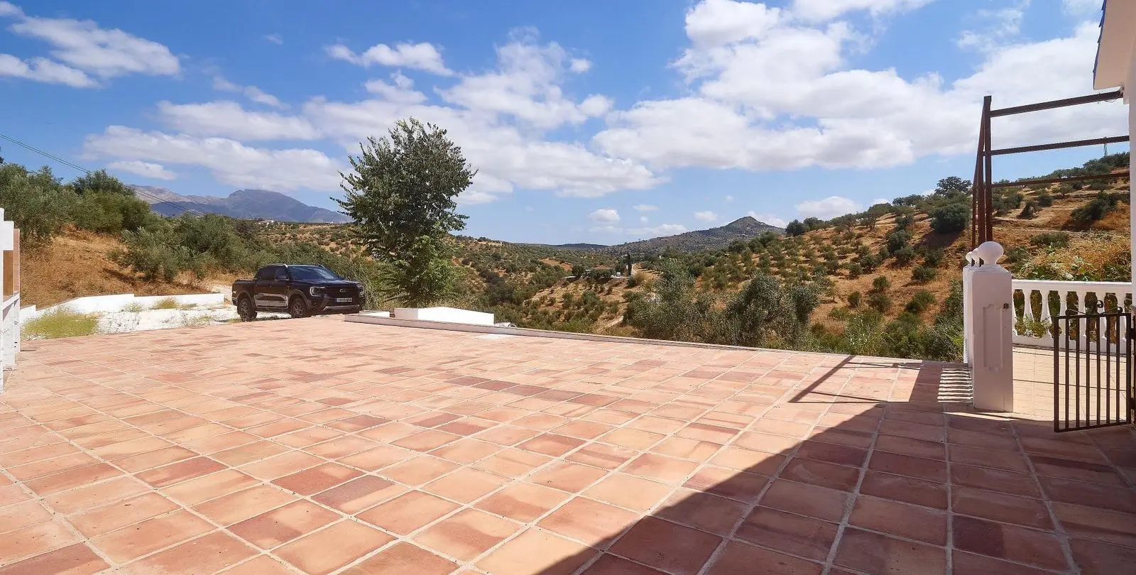 Sale of residential plot in Guaro 27