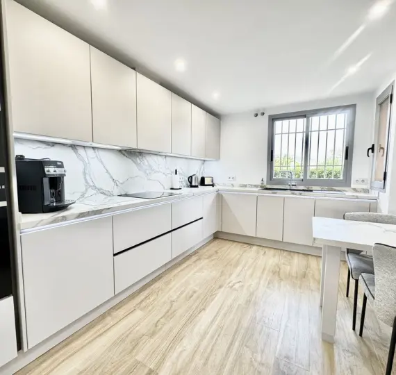 Продажа апартаментов на первом этаже в Los Flamingos