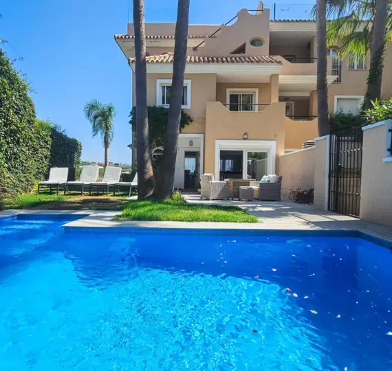 Продажа дома на две семьи в La Duquesa