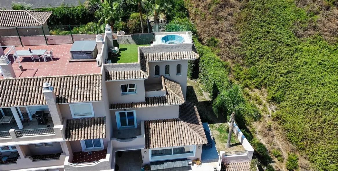 Продажа дома на две семьи в La Duquesa 11