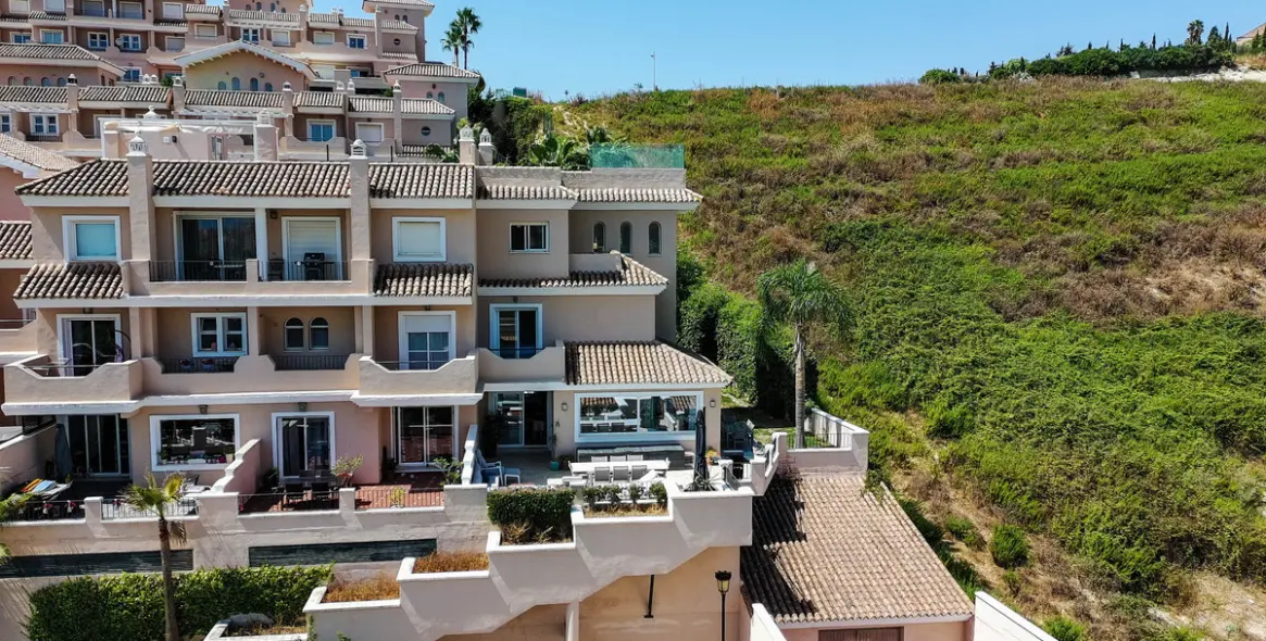 Продажа дома на две семьи в La Duquesa 14