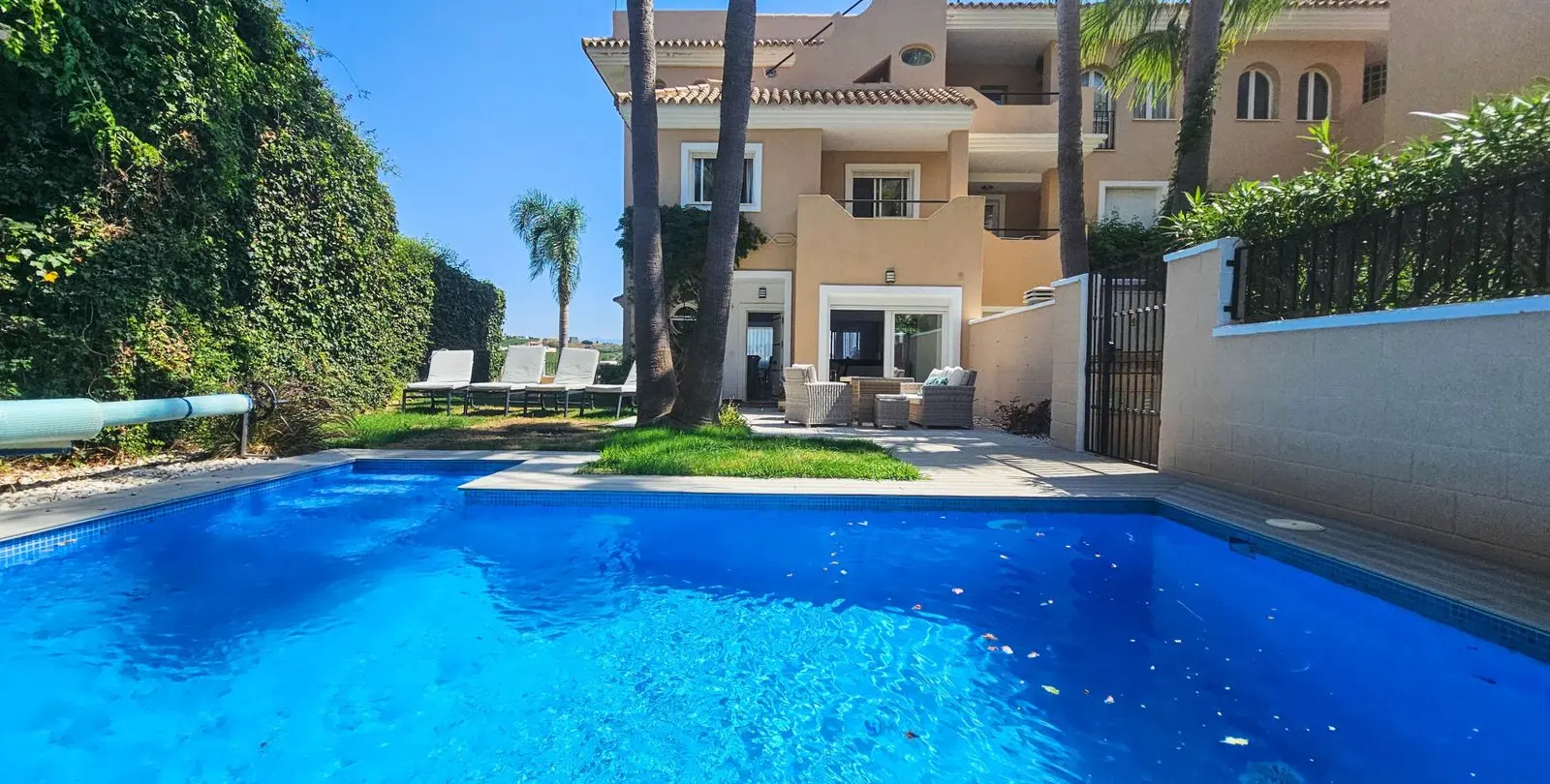 Sale of semi-detached house in La Duquesa 1