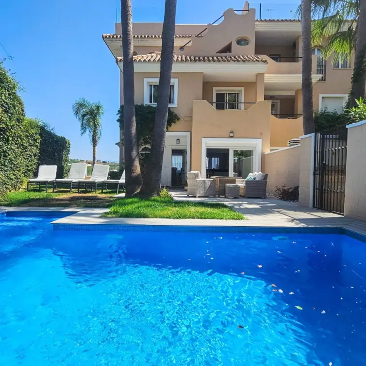 Sale of semi-detached house in La Duquesa
