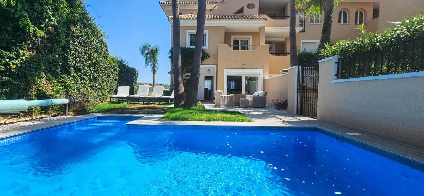 Sale of semi-detached house in La Duquesa 0