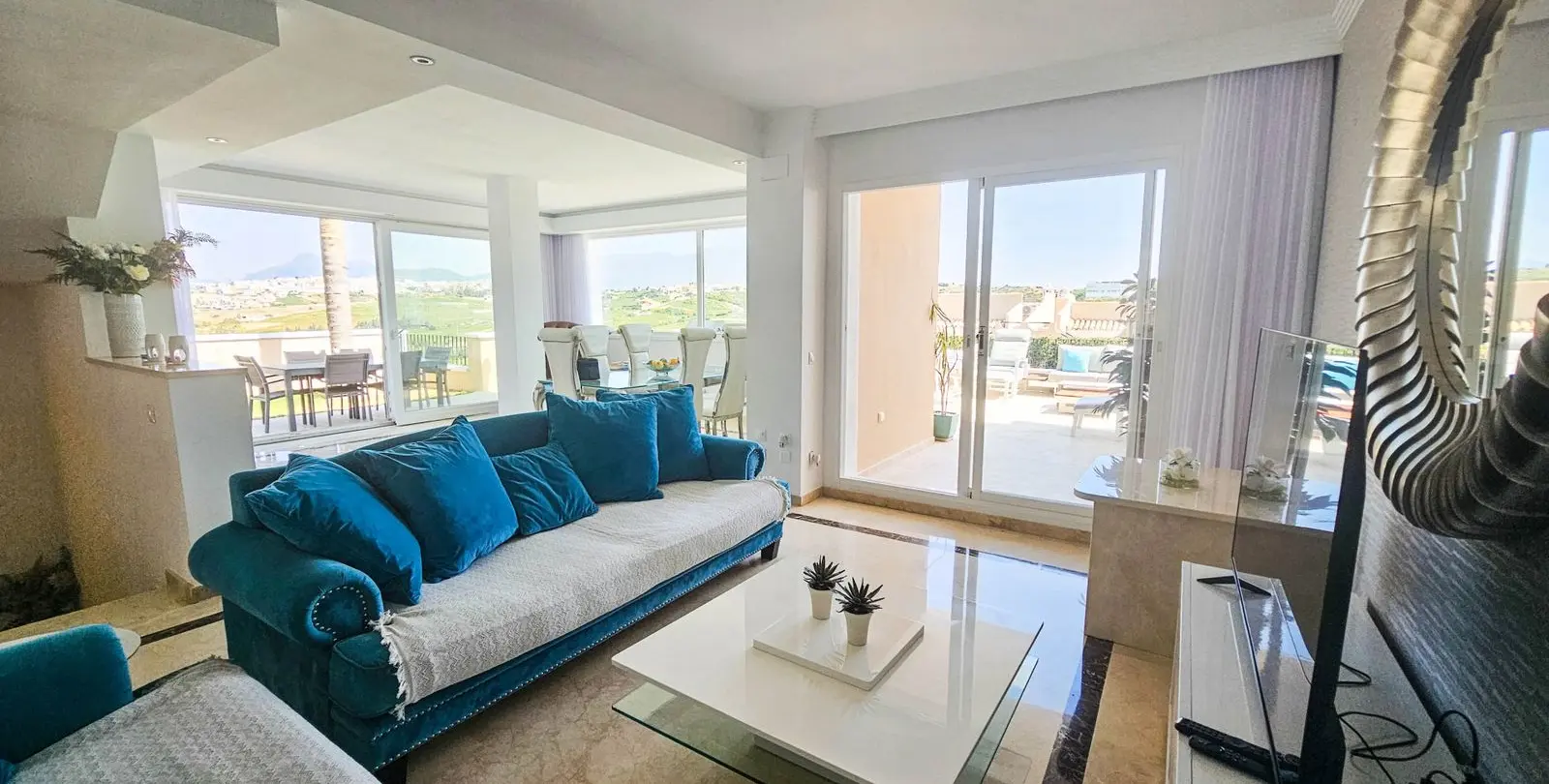 Sale of semi-detached house in La Duquesa 2
