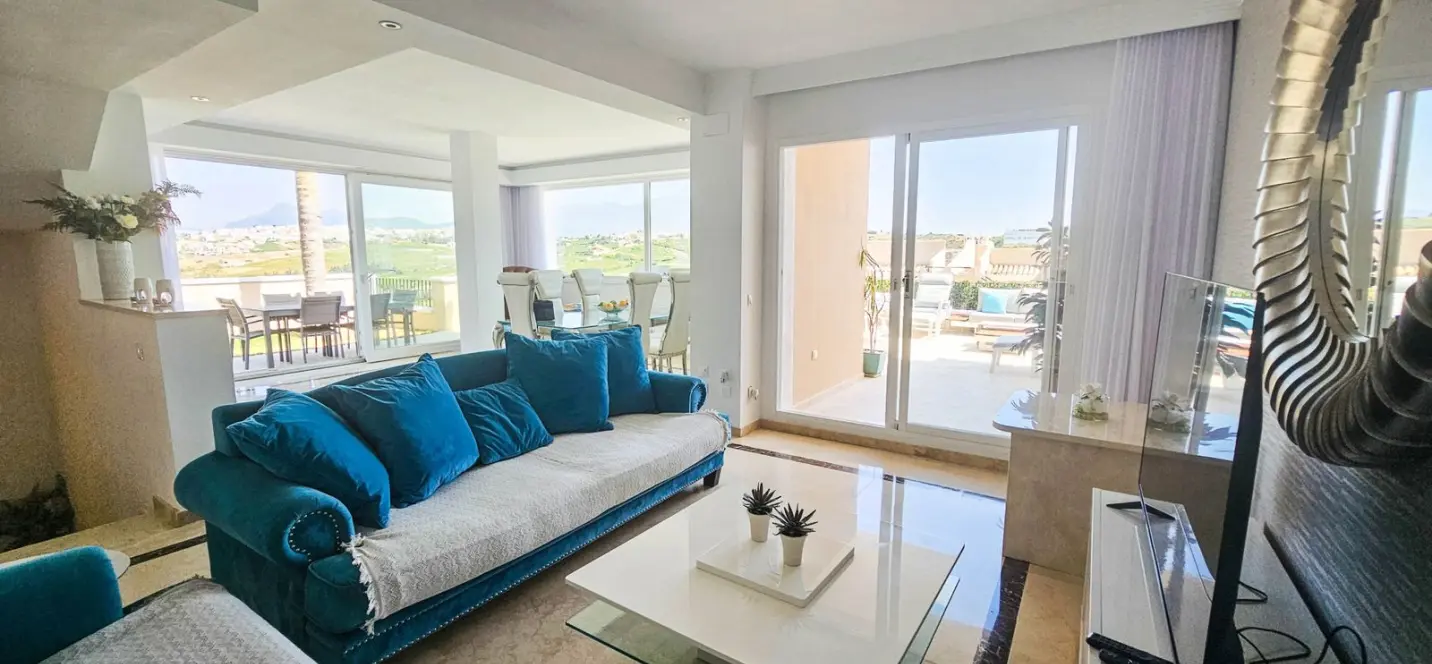 Sale of semi-detached house in La Duquesa 1