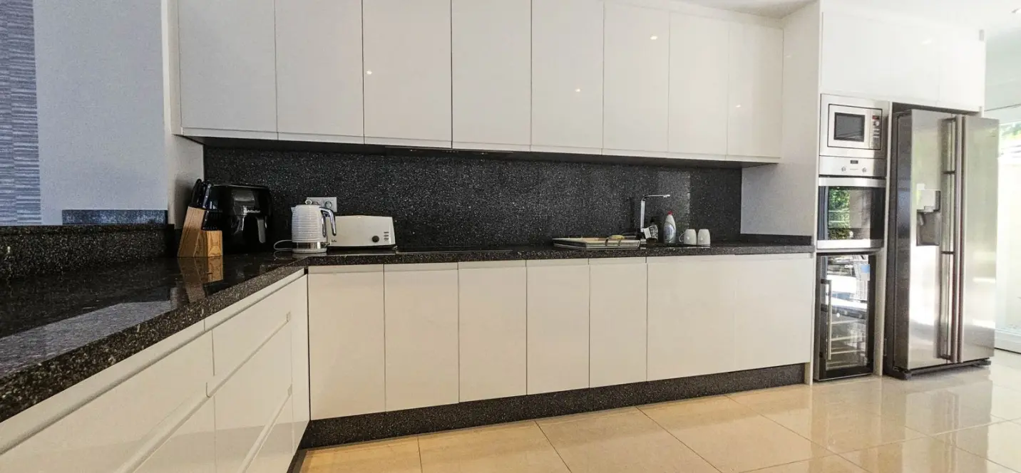Sale of semi-detached house in La Duquesa 2