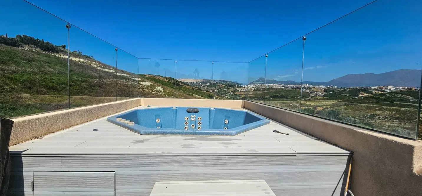 Sale of semi-detached house in La Duquesa 3