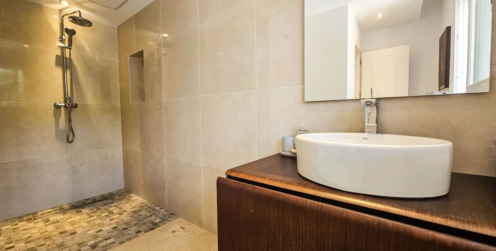 Sale of semi-detached house in La Duquesa 5