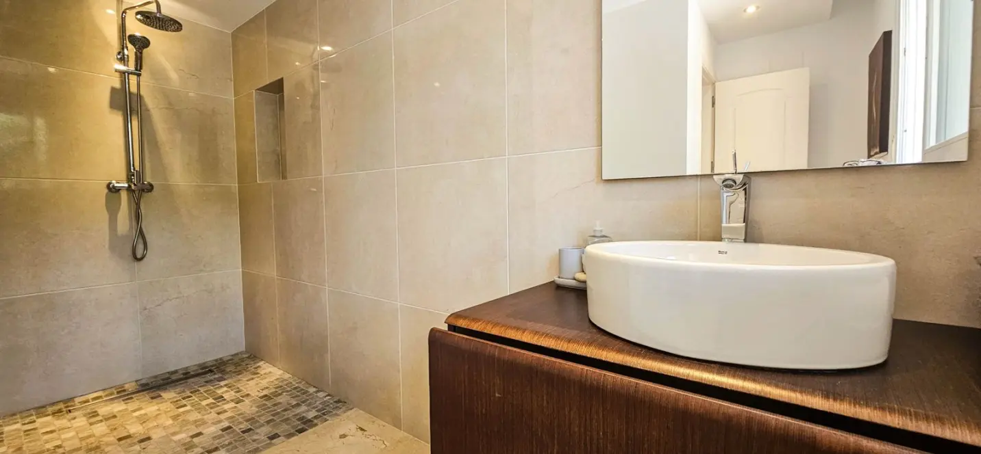 Sale of semi-detached house in La Duquesa 4