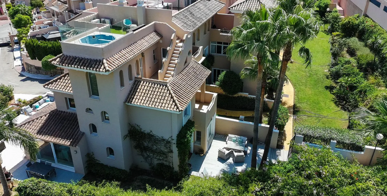 Sale of semi-detached house in La Duquesa 8