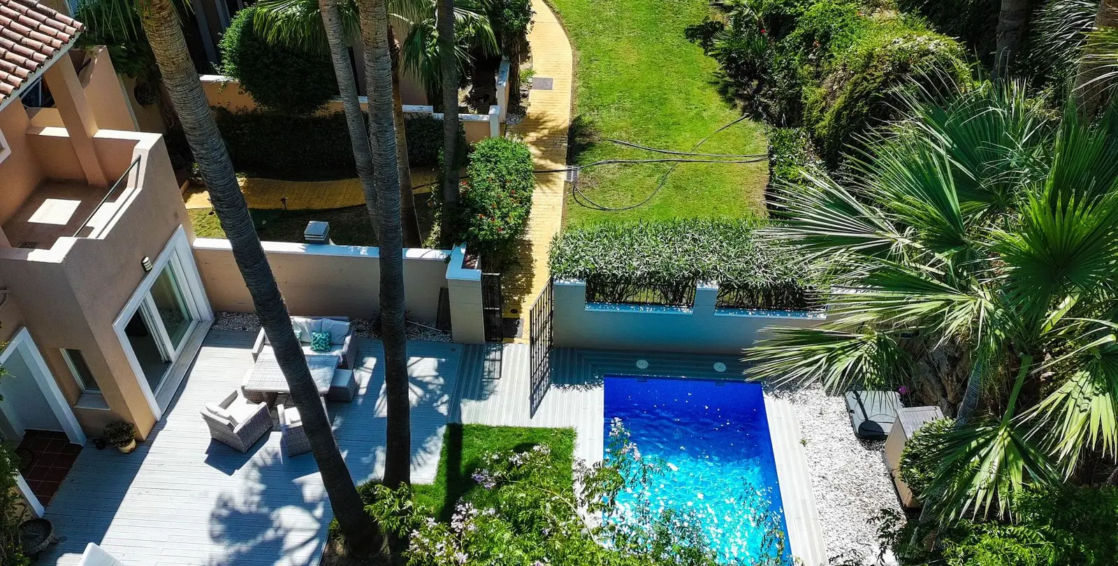 Sale of semi-detached house in La Duquesa 9