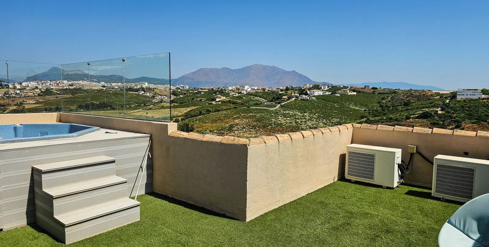 Sale of semi-detached house in La Duquesa 13