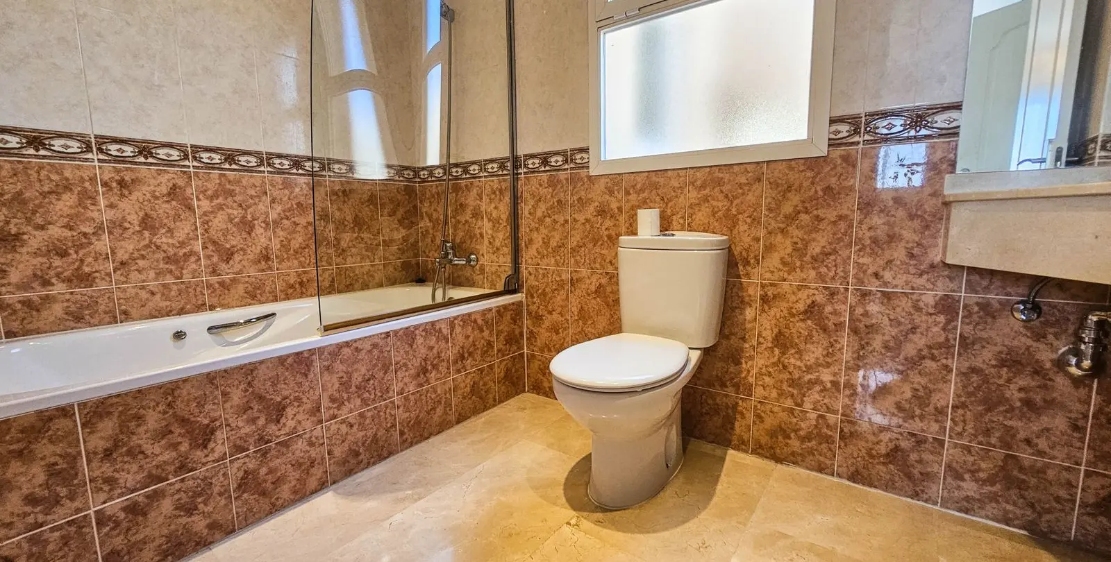 Sale of semi-detached house in La Duquesa 15