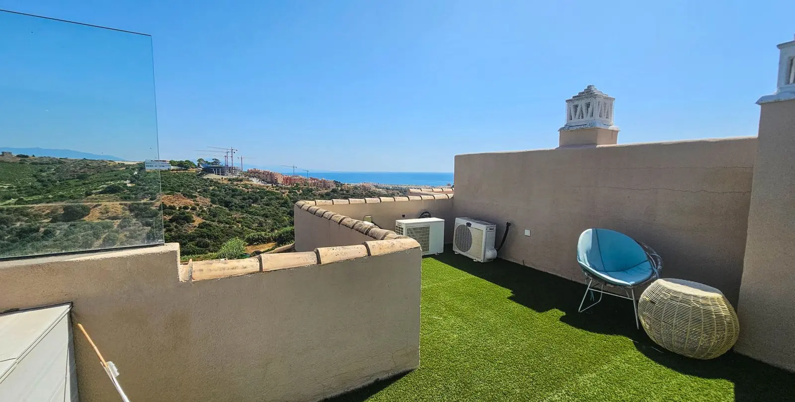 Sale of semi-detached house in La Duquesa 16