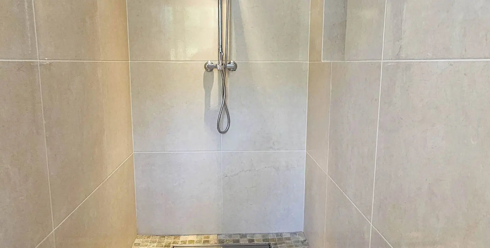 Sale of semi-detached house in La Duquesa 20