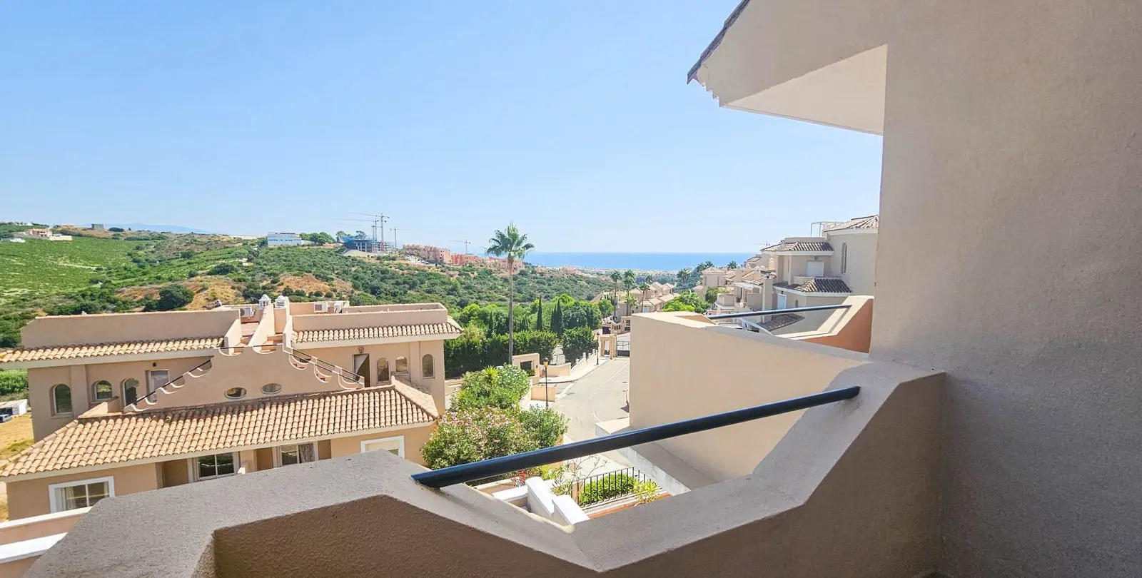 Sale of semi-detached house in La Duquesa 22