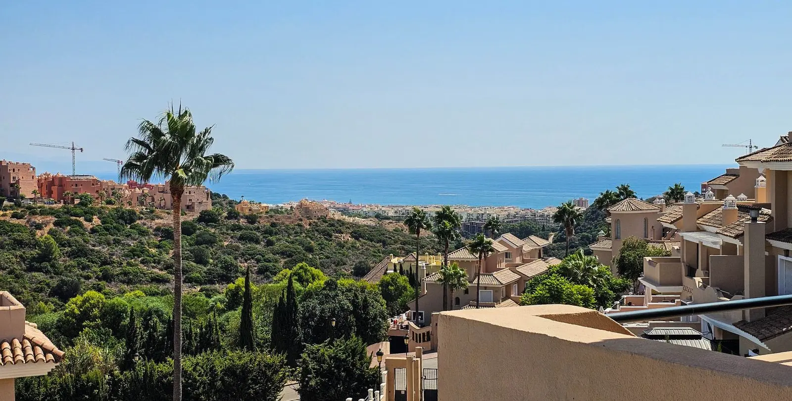 Sale of semi-detached house in La Duquesa 23