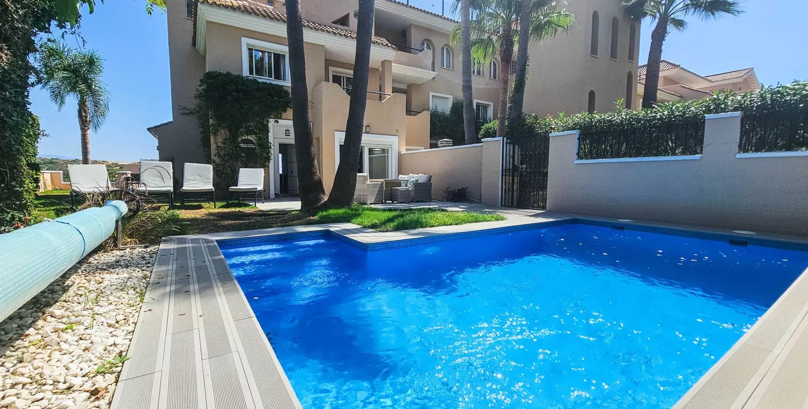Sale of semi-detached house in La Duquesa 46