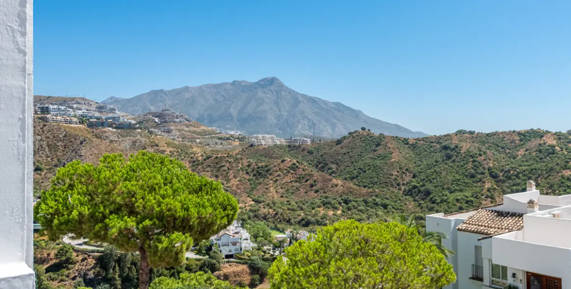 Venta de apartamento en planta media en La Quinta 21