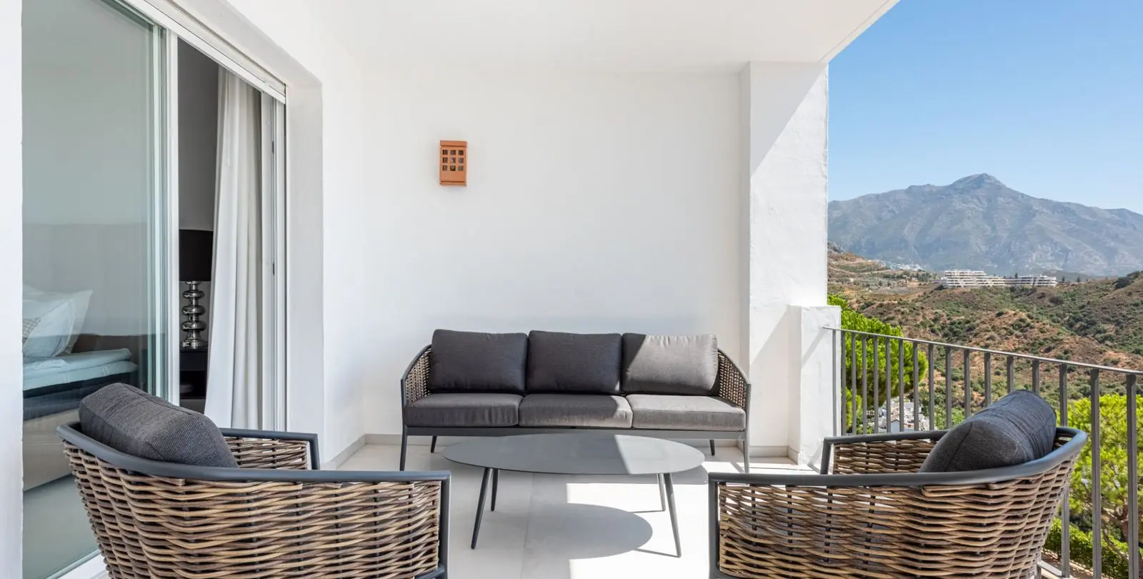 Sale of middle floor apartment in La Quinta 18