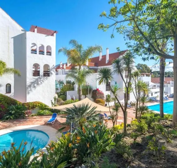 Sale of middle floor apartment in Nueva Andalucía