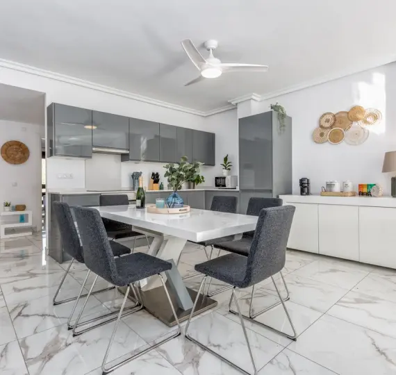 Sale of middle floor apartment in Nueva Andalucía