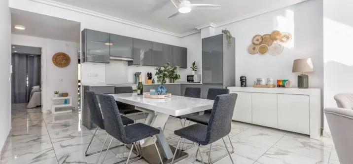 Sale of middle floor apartment in Nueva Andalucía 3