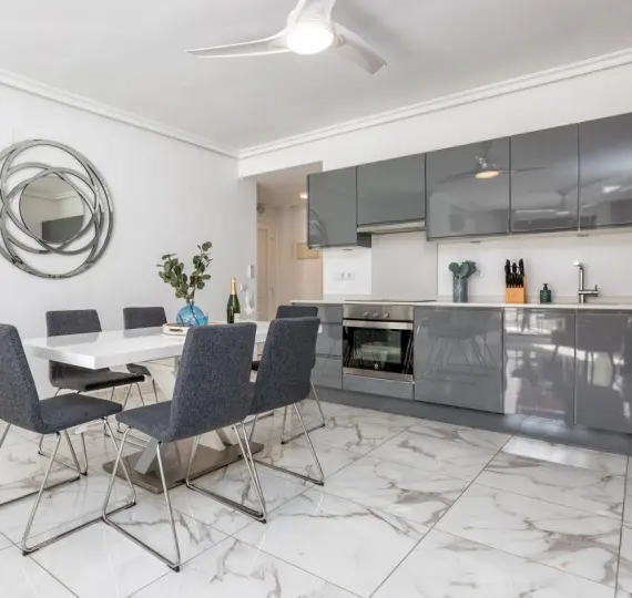 Sale of middle floor apartment in Nueva Andalucía