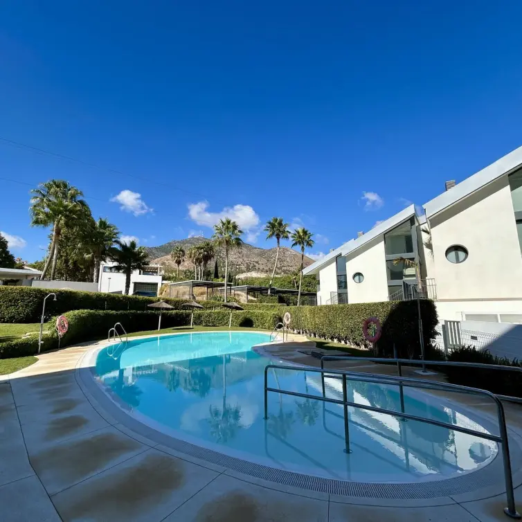Sale of middle floor apartment in Fuengirola