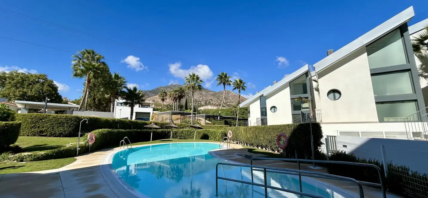 Sale of middle floor apartment in Fuengirola 1