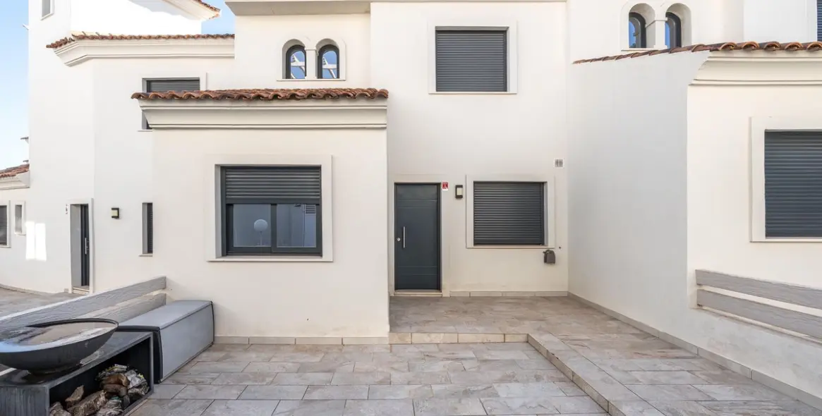 Продажа таунхауса в El Paraiso 18