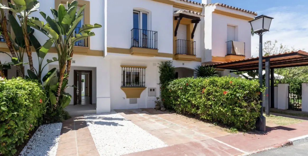 Sale of townhouse in New Golden Mile 1