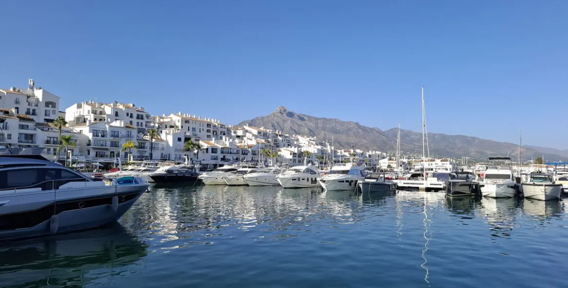 Sale of middle floor apartment in Nueva Andalucía 1