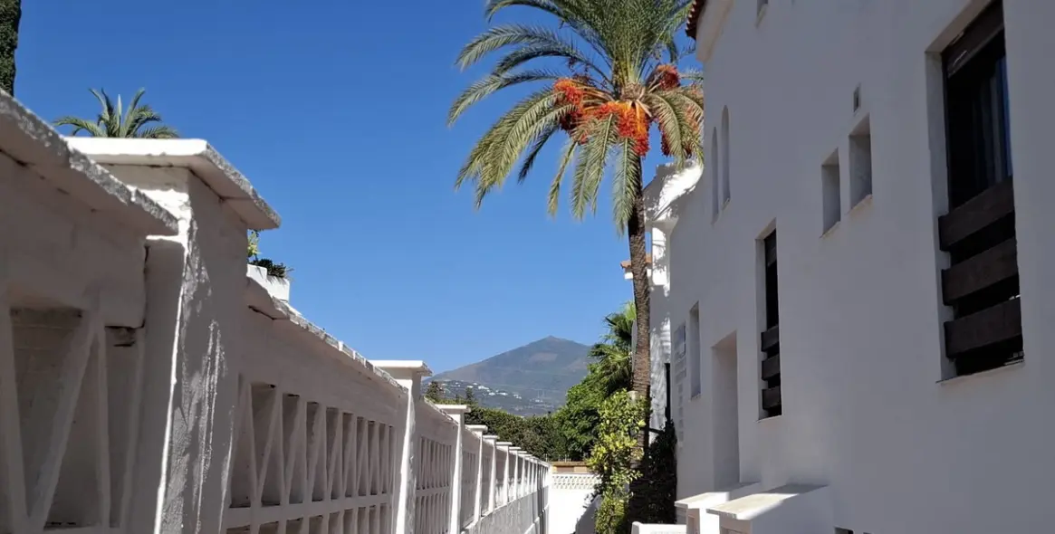 Sale of middle floor apartment in Nueva Andalucía 33