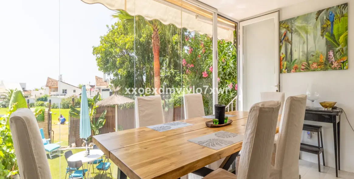 Продажа дома на две семьи в Estepona 17