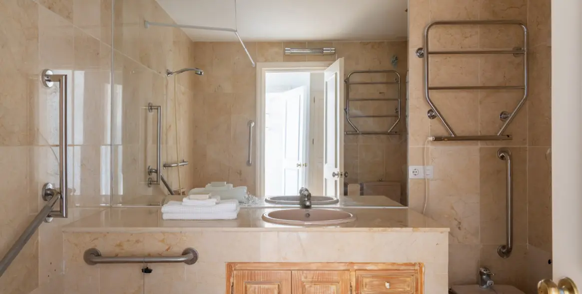 Sale of middle floor apartment in Guadalmina Alta 11