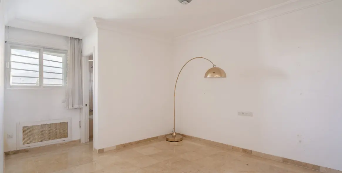 Sale of middle floor apartment in Guadalmina Alta 14