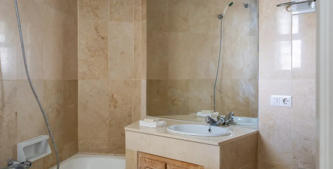 Sale of middle floor apartment in Guadalmina Alta 15