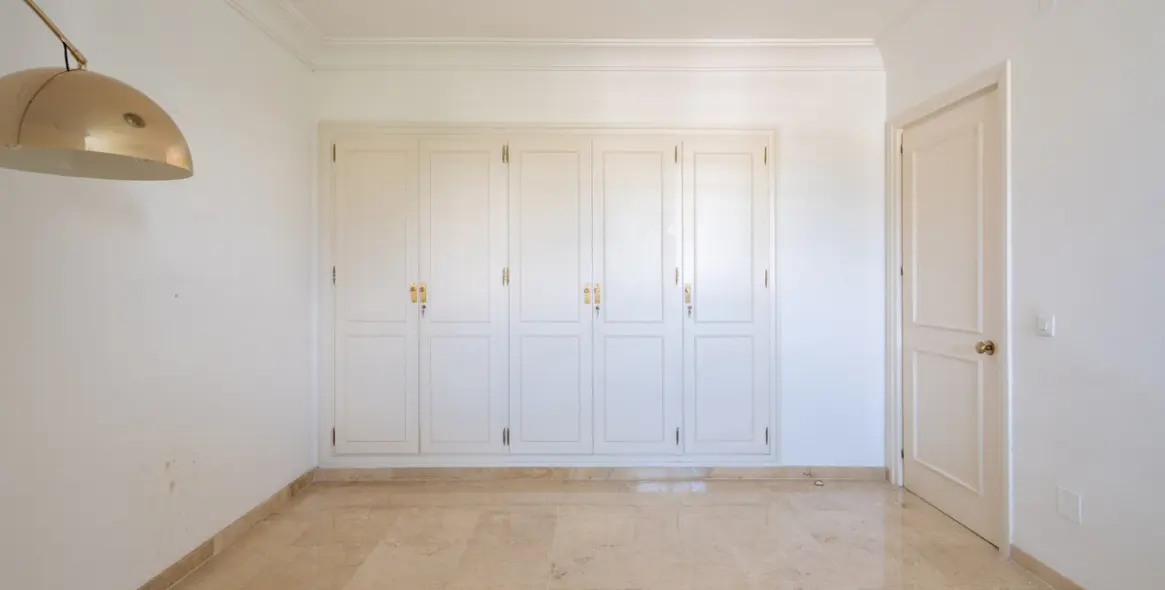 Sale of middle floor apartment in Guadalmina Alta 16