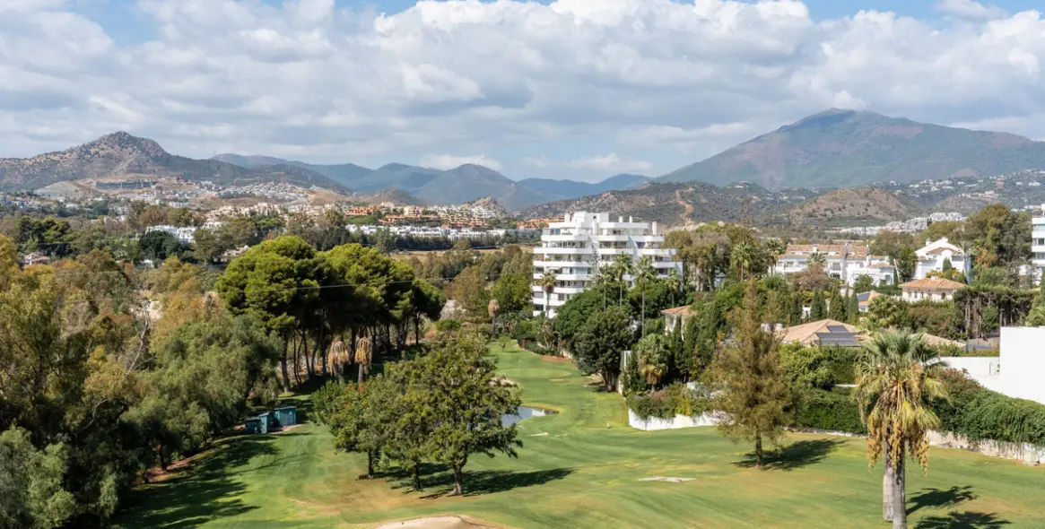 Продажа апартаментов на среднем этаже в Guadalmina Alta 21