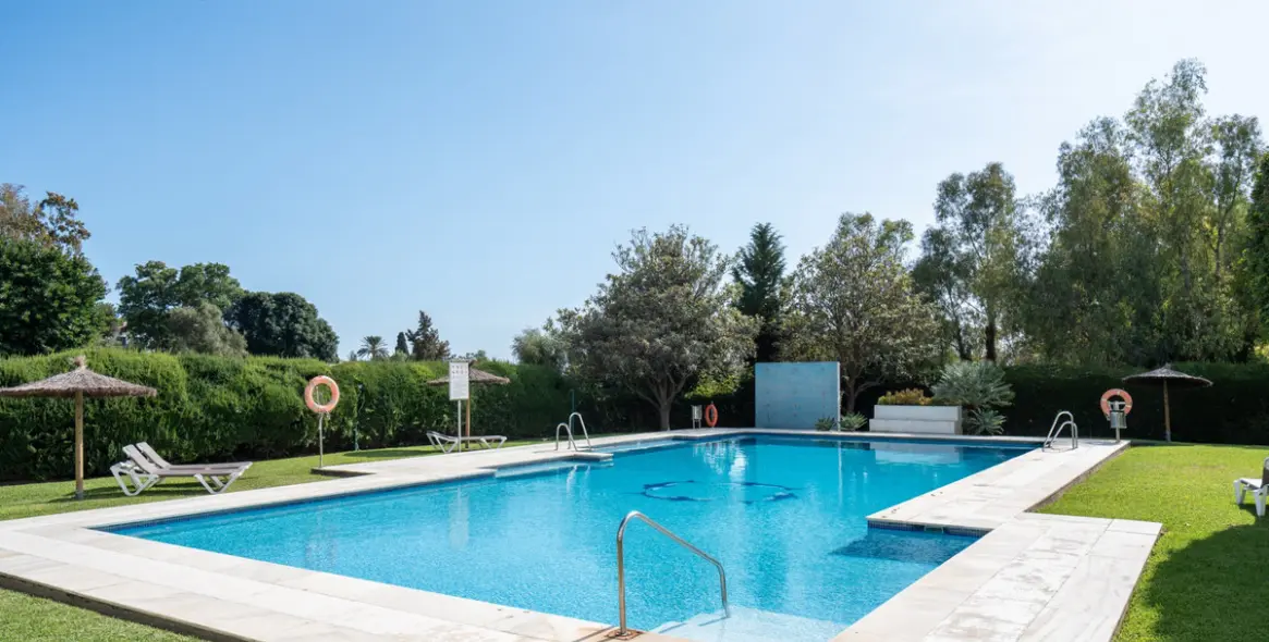 Продажа апартаментов на среднем этаже в Guadalmina Alta 23