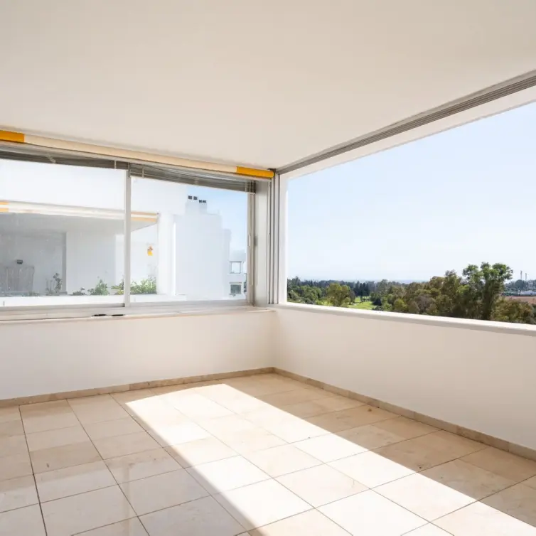 Продажа апартаментов на среднем этаже в Marbella