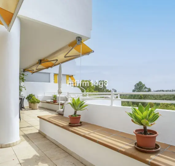 Продажа апартаментов на среднем этаже в Guadalmina Alta