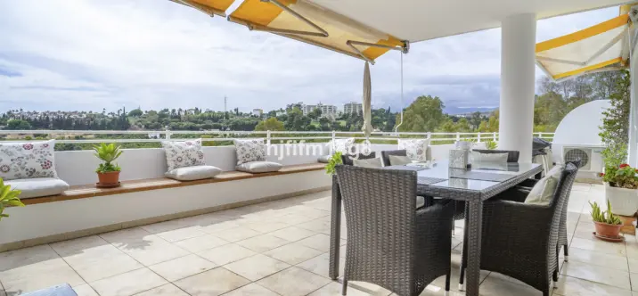 Продажа апартаментов на среднем этаже в Guadalmina Alta 1