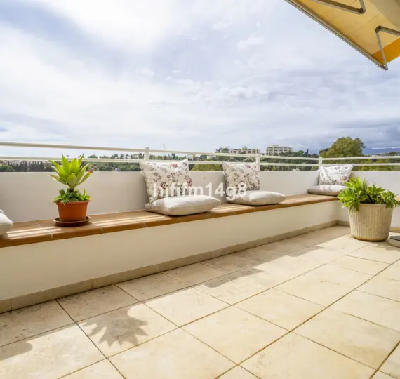 Продажа апартаментов на среднем этаже в Guadalmina Alta